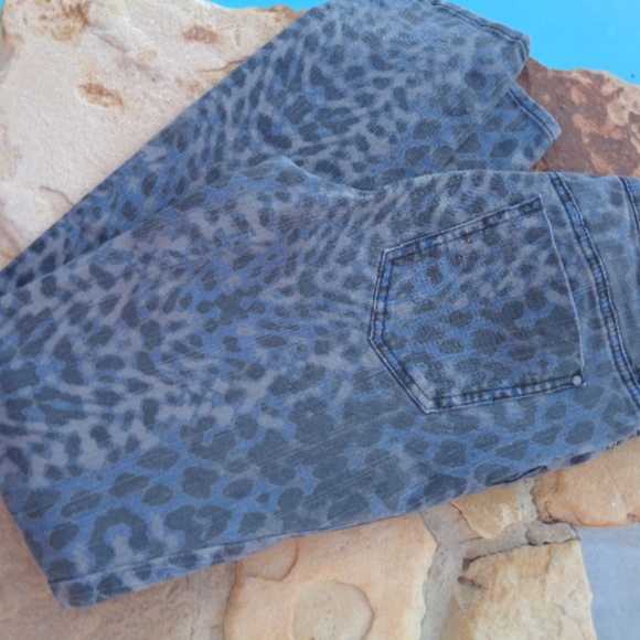 DKNY Size 4 Animal Print Jeans - Picture 8 of 8